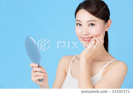 看鏡子藍色後面圖像的婦女 23195571