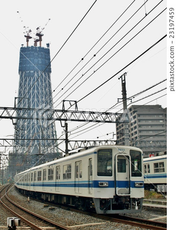 天空樹伊勢崎線（舊）東武8000系列和正在建設的Shionaira-bashi 23197459