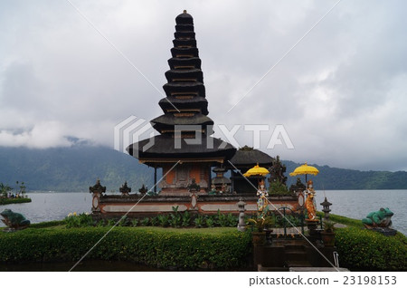 梅爾和Ulun-Danu-Bratan寺廟的祭壇 梅爾和Ulun-Danu-Bratan寺廟的祭壇 23198153