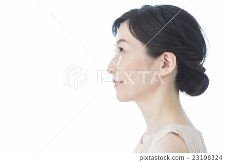 Middle-aged female Middle-aged female 23198324