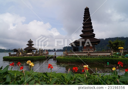 Ulun Danu Bratan寺和美人蕉花 Ulun Danu Bratan寺和美人蕉花 23198356