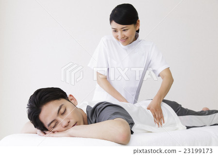 身體機械手按摩脊椎按摩療法女性患者男性白背 23199173