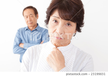 Fighting senior couple 23199831