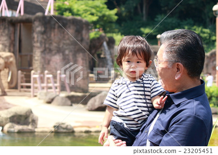 Grandpa and grandchild (1 year 5 months) 23205451
