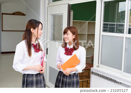 兩個女孩走路時在走廊裡聊天兩個人移動教室 23205527