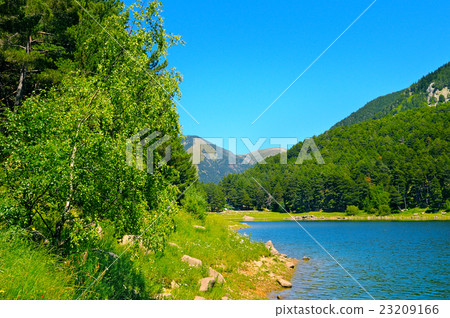 picturesque lake, mountains and blue sky 23209166