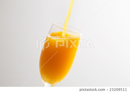 Pour orange juice 23209511