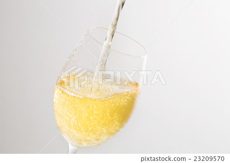 Pour Apple Juice 23209570