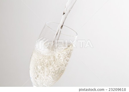 倒入碳酸水 23209618