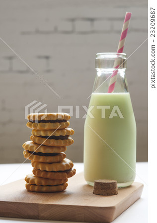 Time for some snack! 23209687