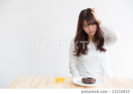 Woman to endure the donut · White back 23210655