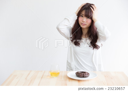 Woman to endure the donut · White back 23210657