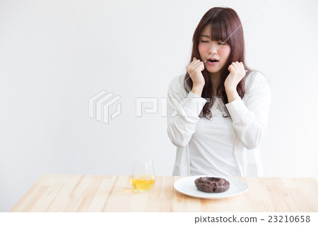 Woman to endure the donut · White back 23210658