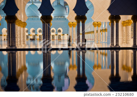 Sheikh Zayed White Mosque in Abu Dhabi at night 23210680