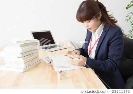 女性辦公桌工作 23211173