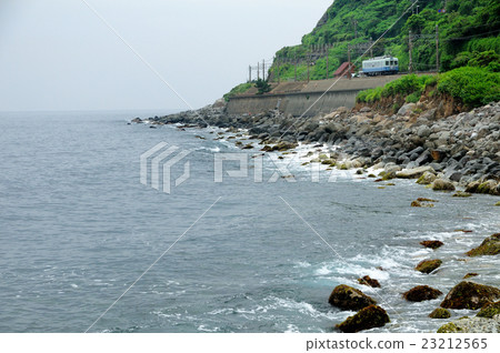 伊豆夏普系列100列車前往東伊豆海岸線 23212565