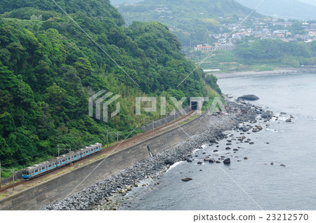 Izu Express 8000系列列车在东伊豆的海岸线上行驶 图库照片