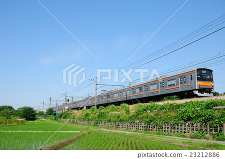 武藏野線205系列列車在水稻種植的雨季快速運行 武藏野線205系列列車在水稻種植的雨季快速運行 23212886