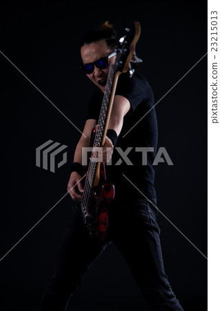 Metal bassist 23215013