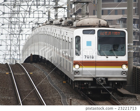 Tobu Tojo Line direct: Tokyo Metro Yurakucho Line 7000 series train 23221713