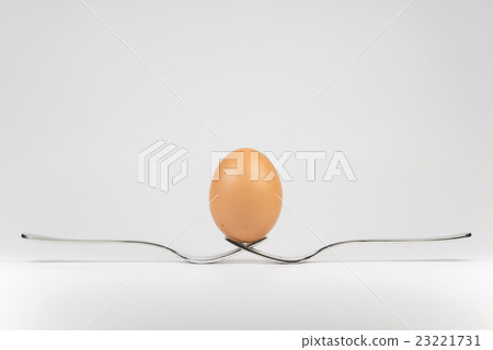 Balancing egg on two forks. 23221731