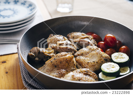 Grilled chicken with basil 23222898