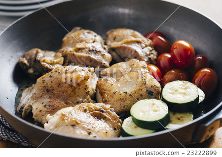 Grilled chicken with basil 23222899