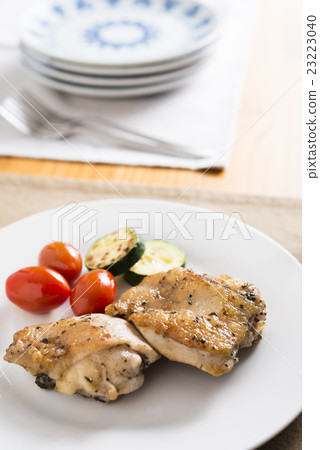 Grilled chicken with basil Grilled chicken with basil 23223040
