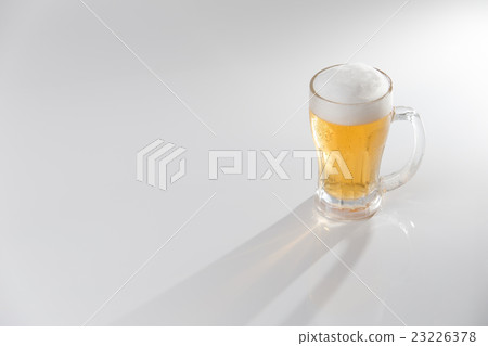 啤酒倒入杯子·白色背面 23226378