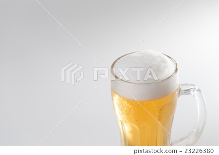 啤酒倒入杯子·白色背面 啤酒倒入杯子·白色背面 23226380