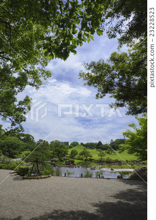 Elegant migratory gardens representing the Momoyama style which was exhausted by the Kumamoto earthquake were revived. One hundred chosen water of Heisei Suizenji Lake Ezu spring spring group 23228523