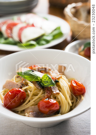 Pasta with tomato, bacon and basil 23230048