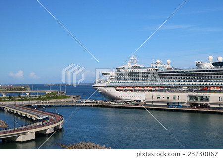 Okinawa Naha Large passenger ship and sightseeing bus moored at Naha Cruise Terminal Okinawa Naha Large passenger ship and sightseeing bus moored at Naha Cruise Terminal 23230067