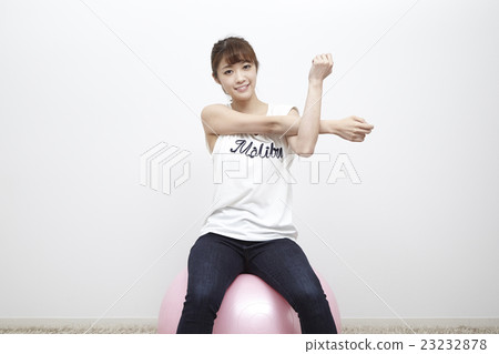 Young woman balancing pole, stretch 23232878