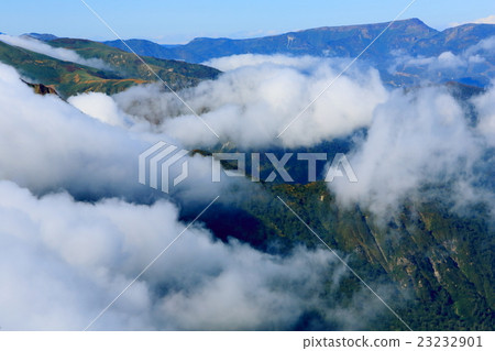 在Tanigawa-dake看見的雲彩的Naeba山 在Tanigawa-dake看見的雲彩的Naeba山 23232901