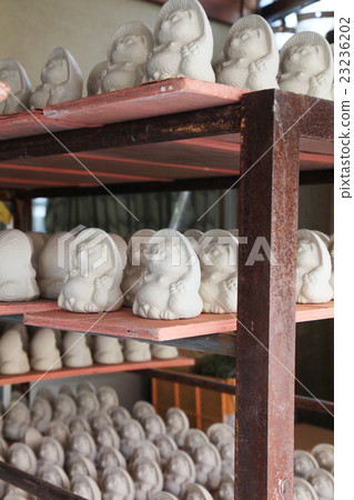 Prototype of pottery of raccoon of Shigaraki-yaki 23236202
