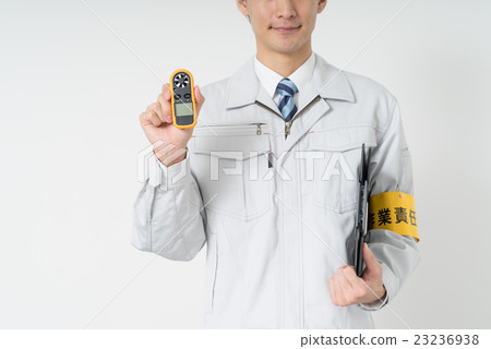 有夾子板和空氣容量測量設備的工作者 23236938