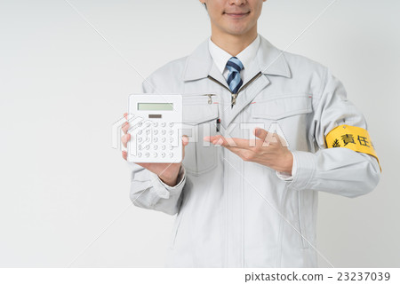 Worker with calculator 23237039