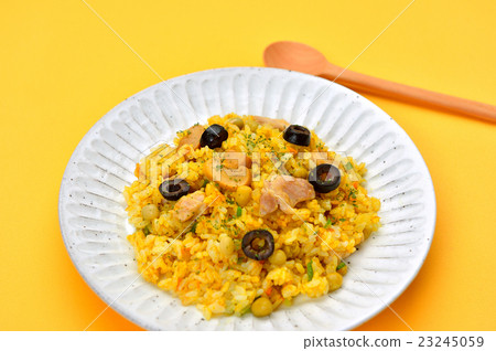 A western restaurant's classic, dry curry (curry fried rice). 23245059