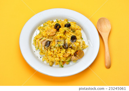 A western restaurant's classic, dry curry (curry fried rice). 23245061