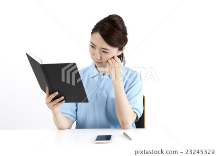 Women watching notes 23245329