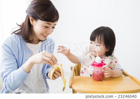 Mother and baby 23246040