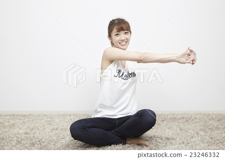 可愛的女孩伸展 可愛的女孩伸展 23246332
