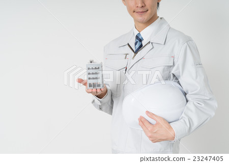 有大廈模型和盔甲的工作者 23247405