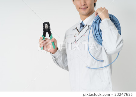 有LAN纜繩和起皺鉗子的工作者 23247655