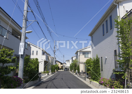 住宅最近建造的住宅區街道圖像圖像青綠的天空晴朗的春天 住宅最近建造的住宅區街道圖像圖像青綠的天空晴朗的春天 23248615