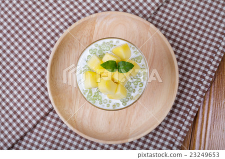 Thai dessert of tapioca pearls pudding with mango 23249653