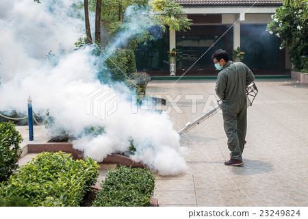 The man fogging to eliminate mosquito 23249824