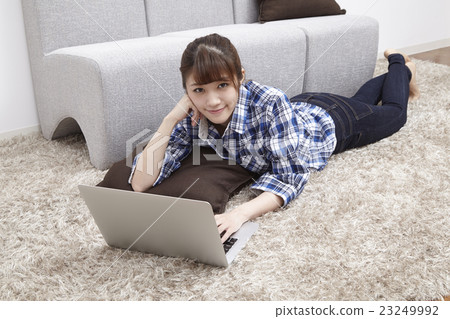 20's female computer 23249992