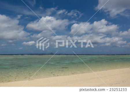 藍天和白色雲彩，Soseko海灘，沖繩島 23251233